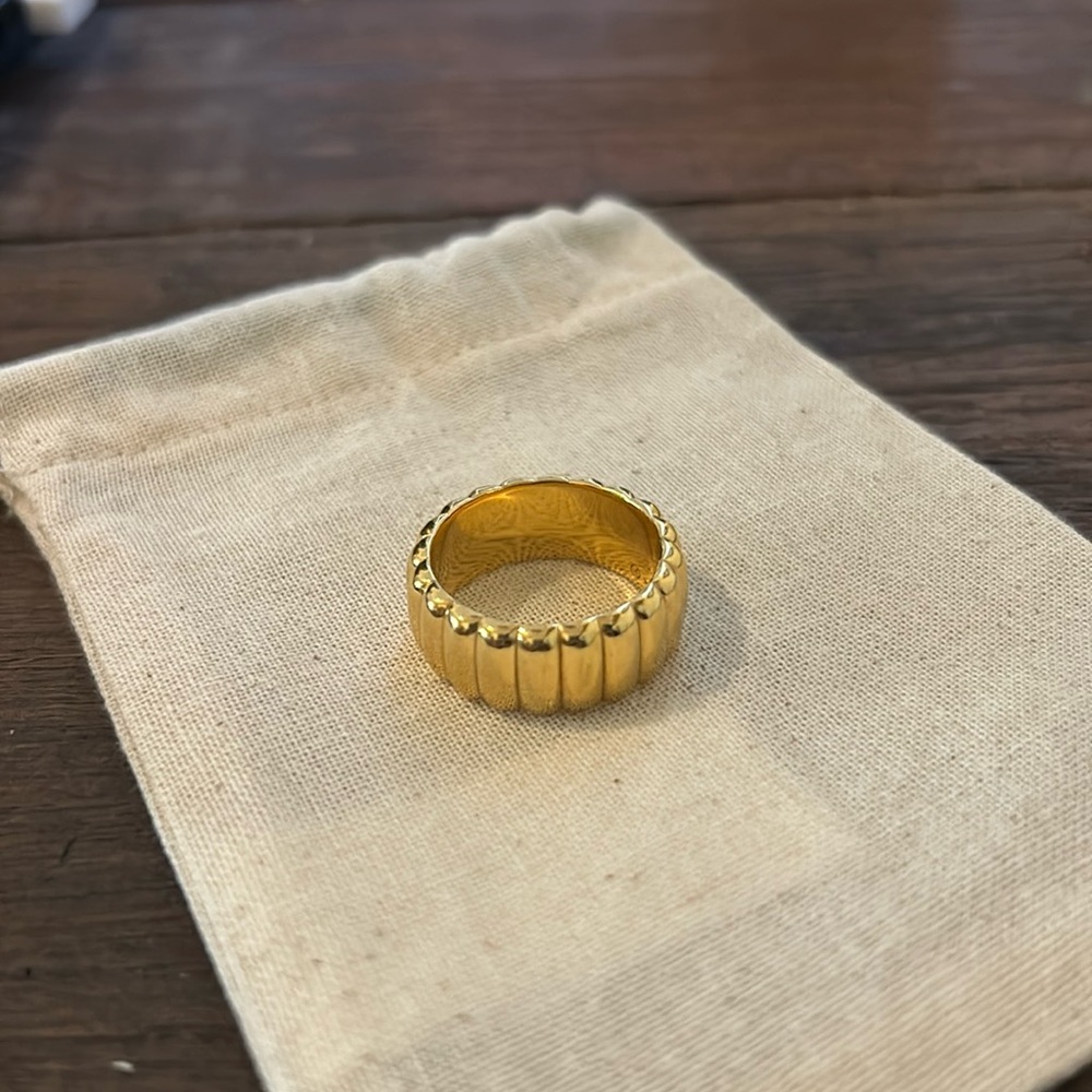 Mejuri Charlotte Gold ring size 9 fits 8/9